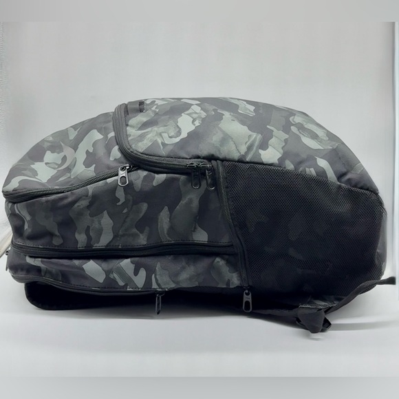 nike backpack grey green Heritage print bag while the front zip pocket provides quick access to smaller items you want close at hand Nike Varsity Elite Printed Backpack